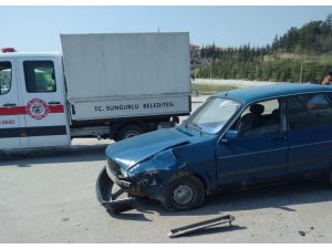 Kavşakta iki otomobil çarpıştı: 2 yaralı
