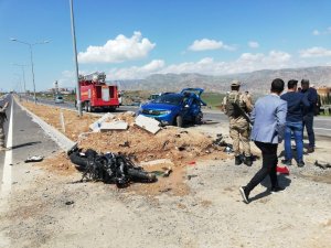 Cizre’de motosikletiyle otomobile çarpan polis memuru hayatını kaybetti
