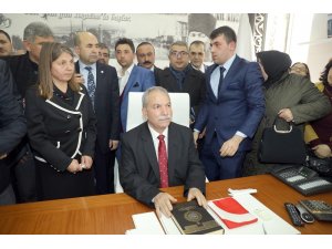 Demirtaş koltuğa oturdu