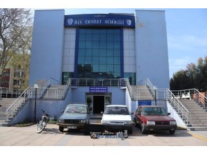 Oto hırsızları önce kameraya sonra polise yakalandı