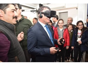 Vali Balcı, sanal gerçeklik gözlüğü taktı