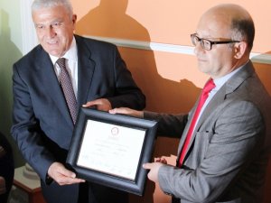 Özlem Çerçioğlu mazbatasını aldı
