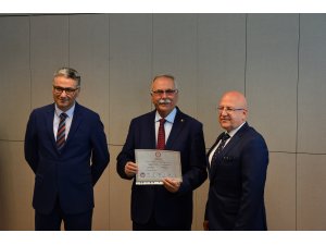 Çanakkale Belediye Başkanı Ülgür Gökhan, mazbatasını aldı