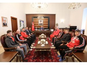 Vali Nayir Şampiyon Görme Engellileri tebrik etti