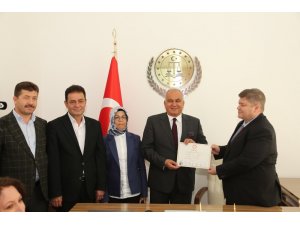 Başkan Tollu mazbatasını aldı