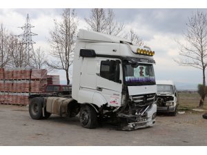 Denizli'de tır ile otomobil çarpıştı: 2 yaralı