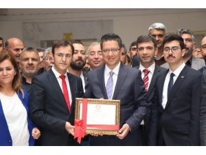 Halfeti Belediye Başkanı Şeref Albayrak mazbatasını aldı