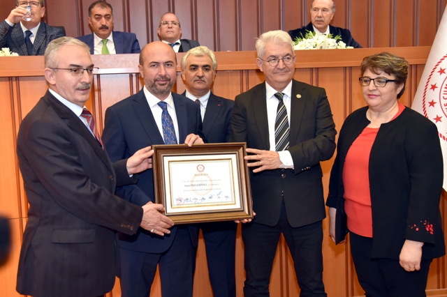 Başkan Pekyatırmacı mazbatasını aldı