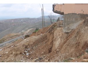 Siirt’te meydana gelen heyelanda arı kovanları göçük altında kaldı