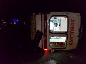 Hasta taşıyan ambulans kaza yaptı: 8 yaralı