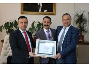 İlk icraatı makam kapısını söktürmek oldu