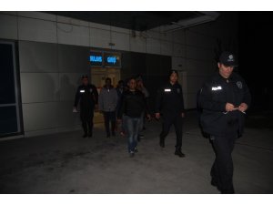 Polis barikatını aşamadı, 21 kaçak yakalandı
