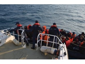 Kuşadası Körfezi’nde sürüklenen 26’sı çocuk 47 kaçak göçmeni sahil güvenlik kurtardı