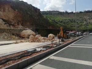 Mardin’de heyelan: Dev kaya parçaları yola düştü