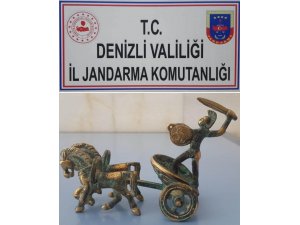 Tunçtan yapılmış gladyatör figürlü at arabası heykeli ele geçirildi