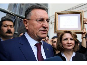 Hatay Büyükşehir Belediye Başkanı Lütfü Savaş mazbatasını aldı