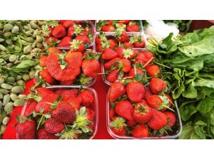 Devasa çilek görenleri şaşırttı