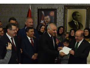 Eski başkana çiçek yerine dekont verdi