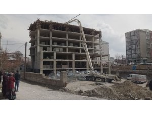 Beton dökme vincinin aparatı devrildi: 1 ölü