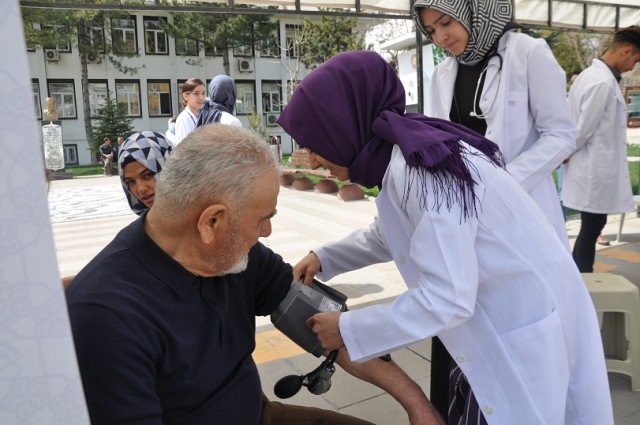 Sokakta vatandaşların tansiyonunu ölçtüler