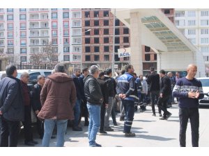 Elektrik direğinin altında kalan işçi hayatını kaybetti