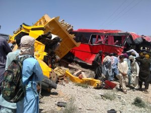 Pakistan’da yolcu otobüsüne damperli kamyon çarptı: 6 ölü, 21 yaralı