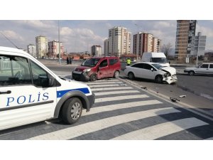 Otomobiller çarpıştı: 3 yaralı