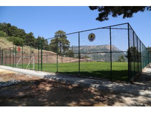 Erdemli’de her mahalleye futbol sahası