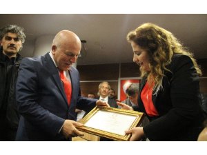 Erzurum Büyükşehir Belediye Başkanı Mehmet Sekmen mazbatasını aldı