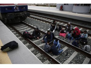 Mülteciler Atina tren istasyonunu işgal etti