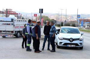 Yolun karşısına geçmek isterken canından oluyordu