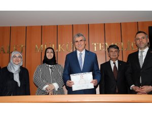 Başkan Ekrem Yüce mazbatasını aldı