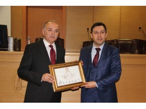 Özlü, mazbatasını alarak belediye başkanlığı makamına oturdu