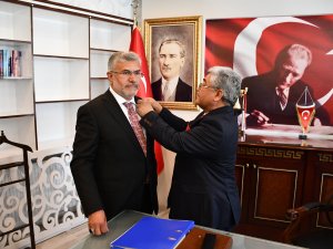 Başkan Ünver mazbatasını alarak göreve başladı