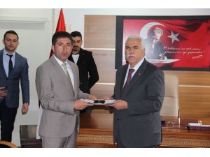 İlk icraatı makam odasının kapısını sökmek oldu