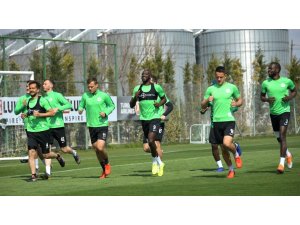 Koyasporlu futbolculardan Kocaman'a kutlama