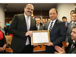 Başkan Orhan mazbatasını aldı