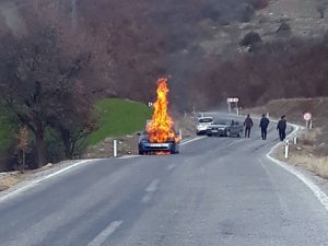Seyir halindeki otomobil alev alev yandı