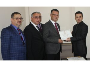 Alaşehir'in CHP'li başkanı mazbatasını aldı