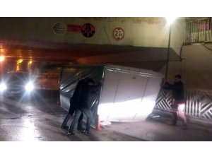 Alt geçide takılan kamyonetin kasası yolu kapattı