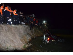 Uşak’ta 5 genç otomobille gölete uçtu
