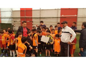 Minik taraftar topunu satıp Fenerbahçe’ye bağış yaptı