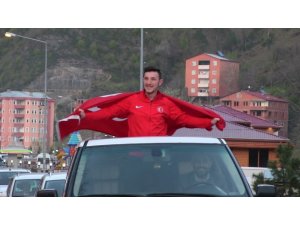Artvin’ın gururu konvoyla karşılandı