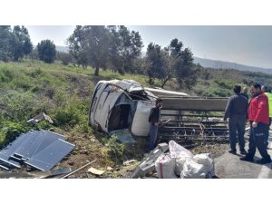 Cam yüklü kamyonet devrildi: 1 yaralı