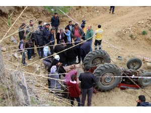 Traktörün kasasına yüklediği kaya parçaları sonu oldu