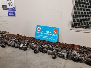 Yüzlerce kaçak otomobil yedek parçasını ülkeye sokmak istediler