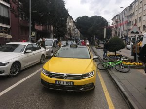 Bisiklet, ticari taksiye arkadan çarptı