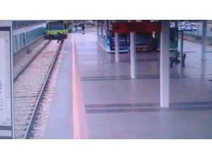 Trenin önüne kendini böyle attı
