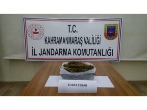 Jandarmayı görünce uyuşturucuyu yola saçtılar