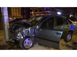2 otomobil kafa kafaya çarpıştı: 2’si ağır 3 yaralı